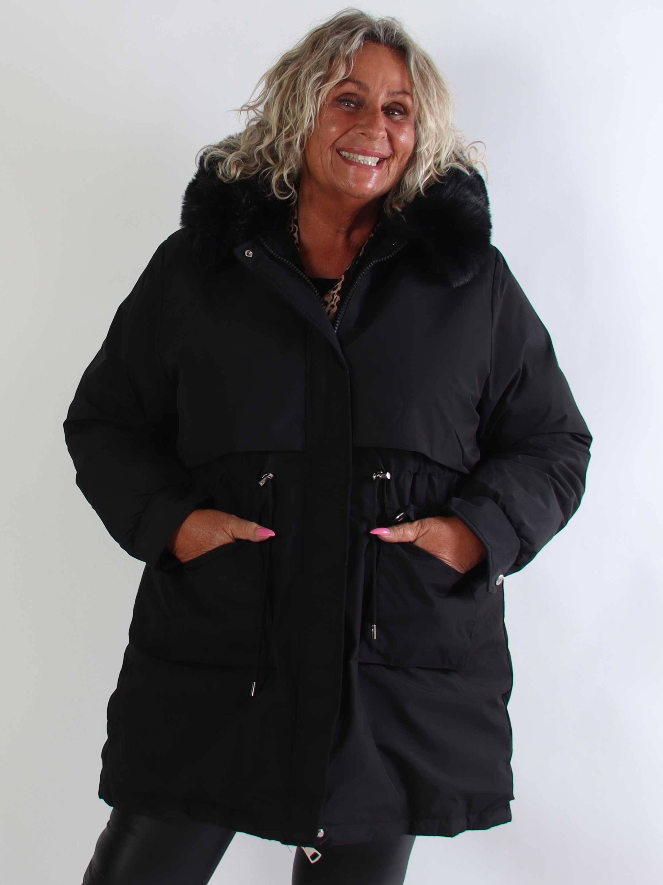 Maple - Varm dynejakke med faux fur hætte